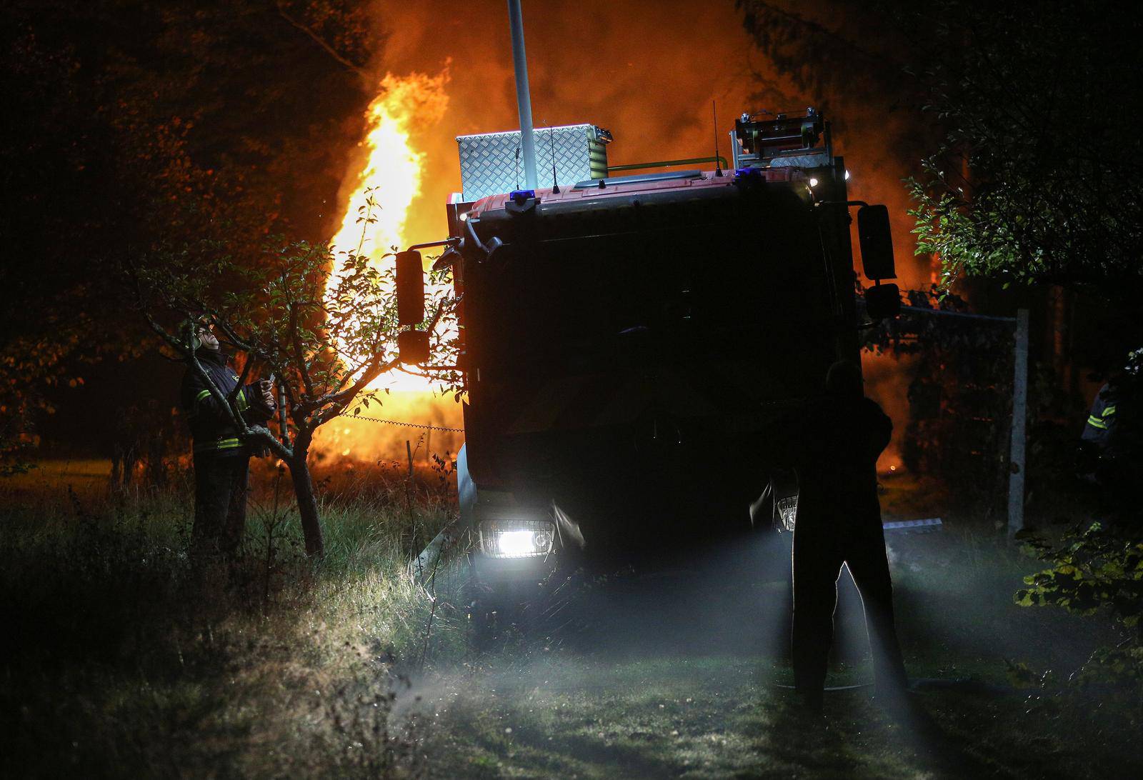 Nedaleko Lekenika vatrogasci se bore s vatrom koja je zahvatila vikendicu