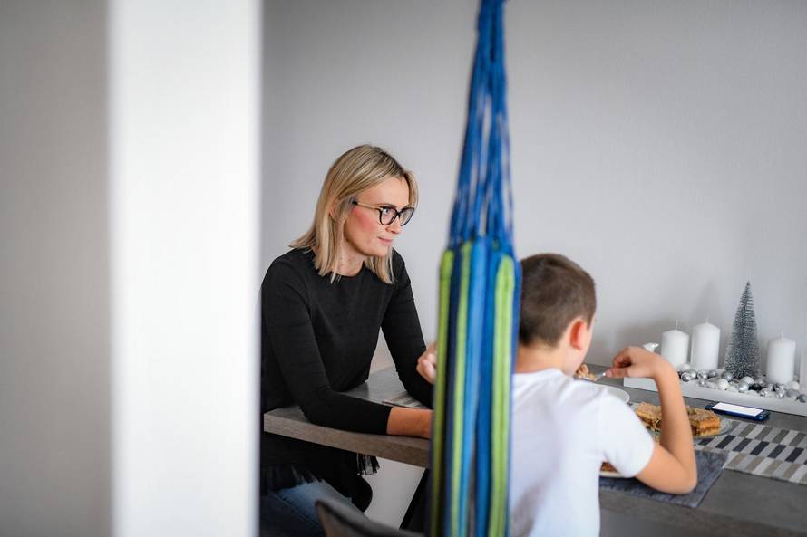 Ivano ima 12 godina, ide u peti razred, ima bijele tenisice, bicikl i Mickeyja Mousea. I autizam