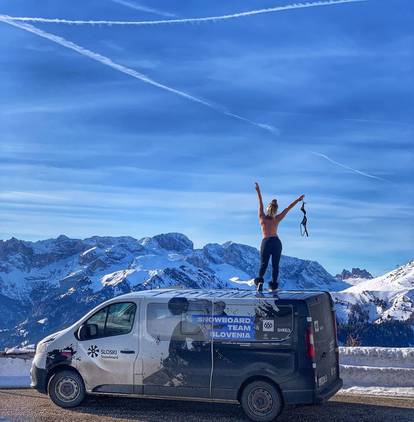 Kakšna punca! Snowboarderica iz Slovenije voli hrvatsko more i snijeg. Ali grudnjake baš i ne...