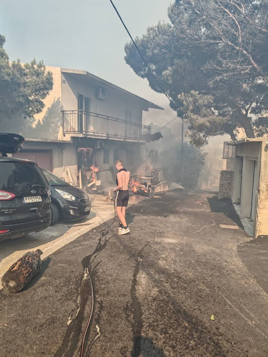 'Poklopilo nas je u 7 minuta. Oni su ostali. Spasili su ljude, kuće... To su naši srčani junaci!'