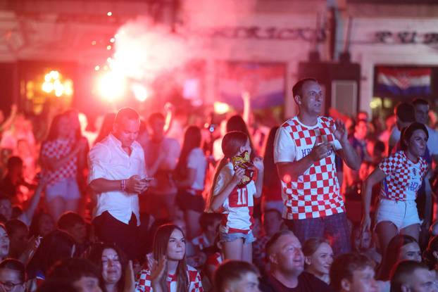 Osijek: Bakljada navijača nakon prvog gola na utakmici Hrvatske i Gane