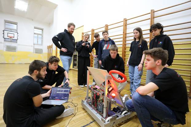 Rijeka: Učenici gimnazije i profesor Goran Boneta izradili su robota