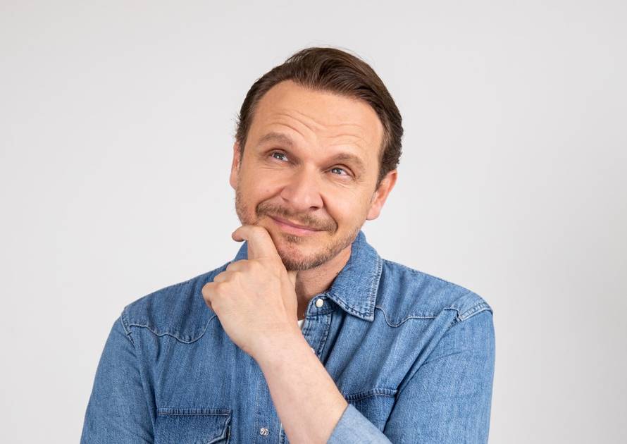 Enis Bešlagić u Lisinski stiže s prvom autorskom predstavom: 'Bez viceva i glume, samo ja...'