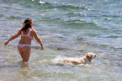 FOTO Preslatki psi se kupaju i uživaju na plaži u Crikvenici