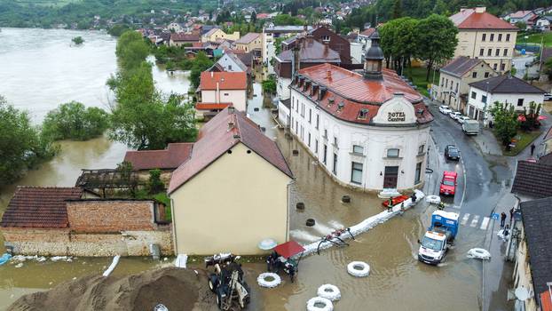 Pogled na Hrvatsku Kostajnicu čije područje je preplavila rijeka Una