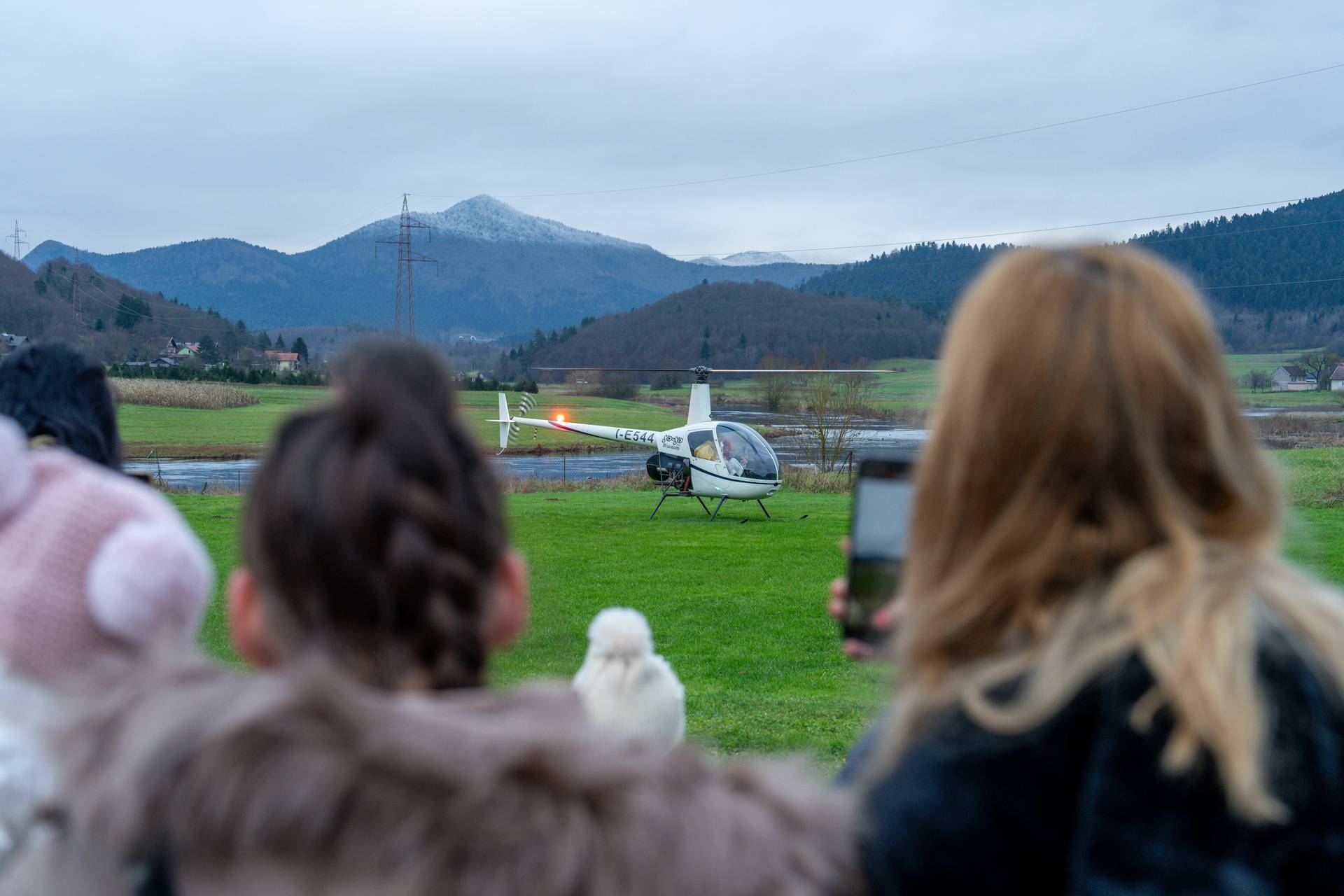 Otočac: Sveti Nikola sletio helikopterom te podijelio poklone štićenicima doma za starije i nemoćne Dujmović