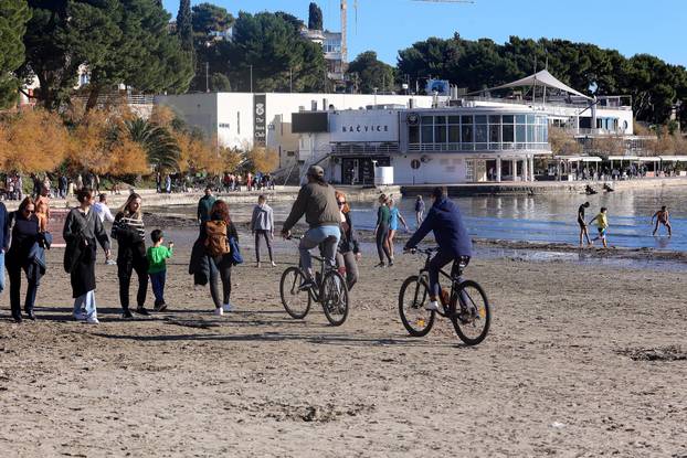 Splićani uživaju u zimskom kupanju na Bačvicama