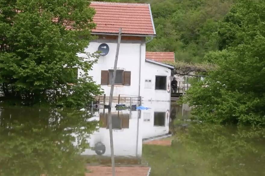 Gračac: Poplavljene kuće i cesta u naselju Grab