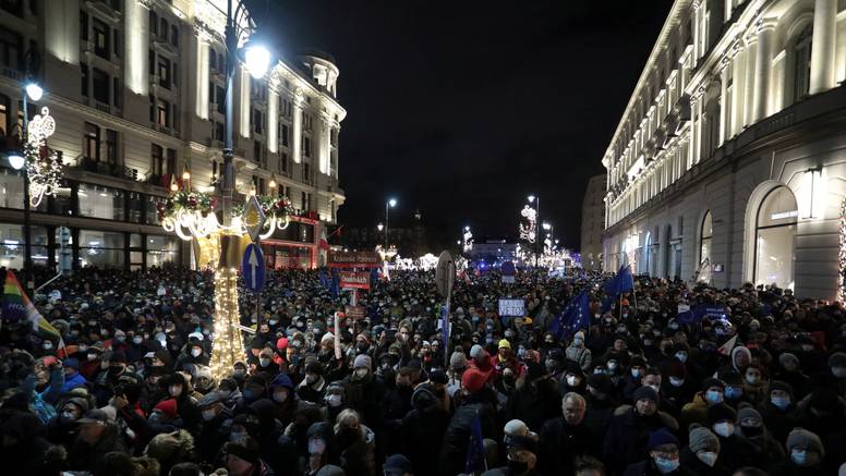Poljaci prosvjedovali protiv zakona o medijima: Žele da predsjednik uloži veto na zakon