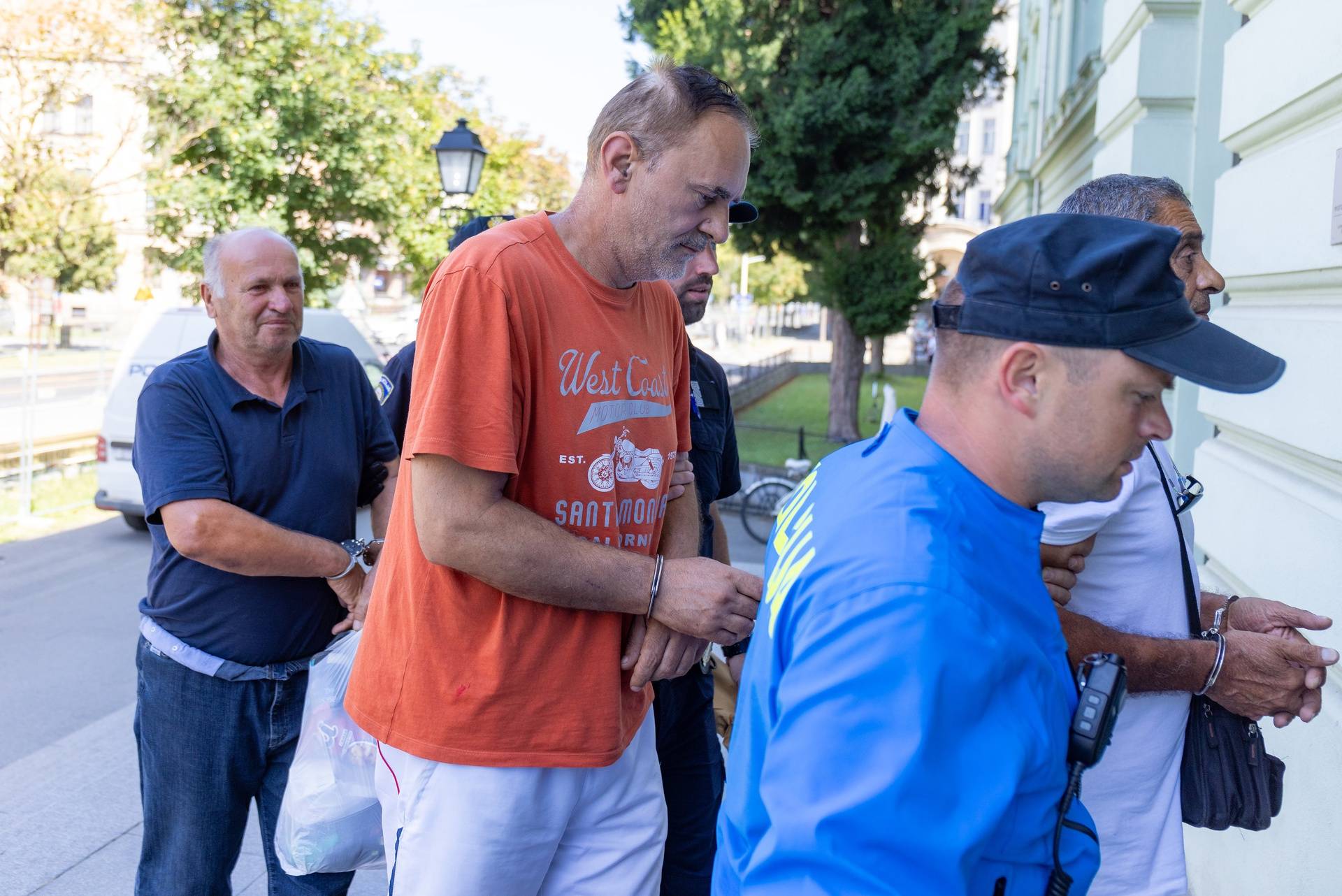 Osijek: Privođenje petorice uhićenih za ratni zločin sucu istrage na Županijskom sudu