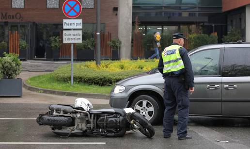 Skuterom je pokupio pješaka i zatim se zabio u automobil