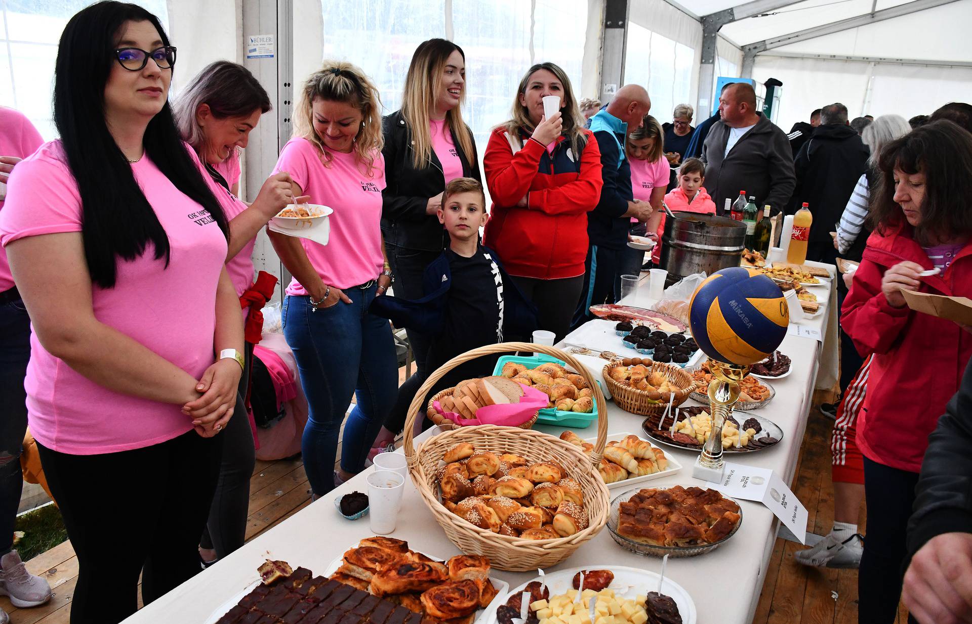 Kod Požege stol dug preko 500 metara sa stotinama kilograma hrane, ispekli i vola od 650 kg