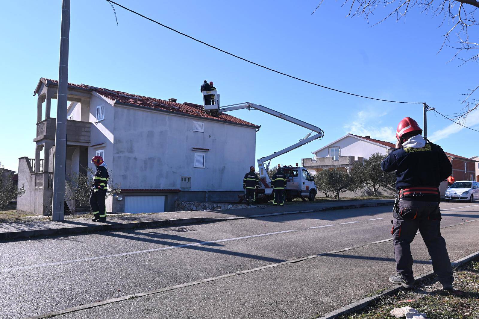 Novo Mjesto kod Benkovca pogodilo olujno nevrijeme, veliki broj kuća ostao bez krova