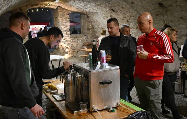 FOTO Tvrđava bila ispunjena pivom na još jednom izdanju Pivo festa u Slavonskom Brodu