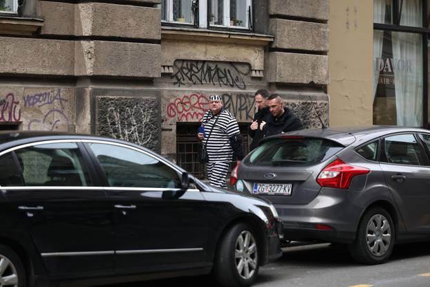 Zagreb: Okupljanje članova A-HSP-a pod vodstvom Dražena Keleminca ispred središnjice HDZ-a