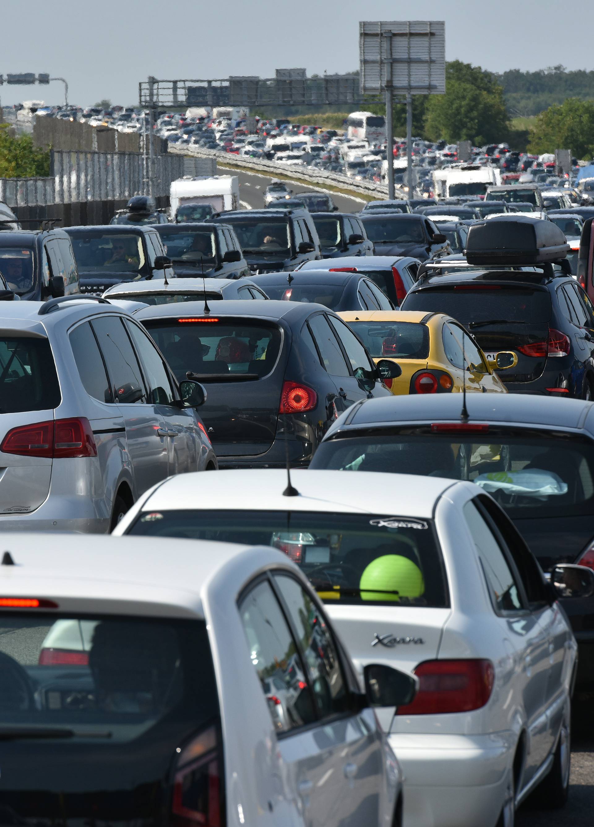 Kolone na Lučkom i granicama, na autocestama brojni zastoji