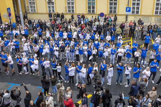 Osječki maturanti unatoč lošem vremenu plesali quadrillu u centru grada