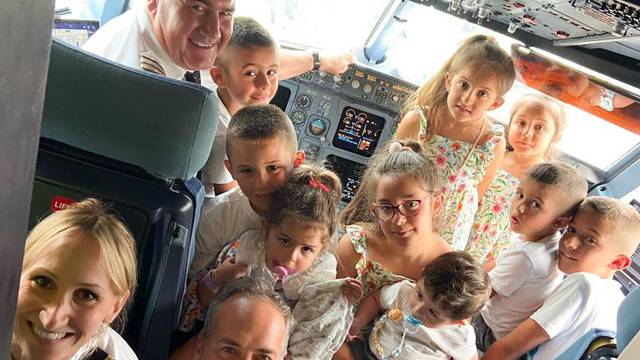 Gužva u kokpitu Croatije: 'Kad poželiš fotografiju s pilotom pa povedeš svu braću i sestre...'
