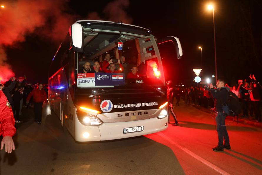 Brojni Karlov?ani pozdravili rukometaše na putu za Zagreb