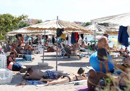 FOTO Plaža u Brodarici je krcata kupačima:  Toplinski val bliži se kraju, pogledajte ljetne prizore