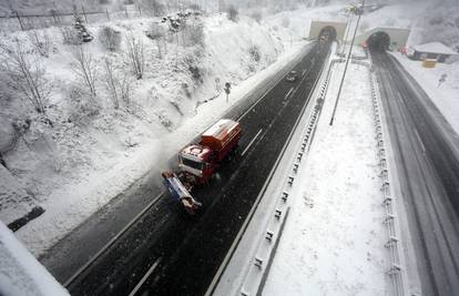 Snijeg otežava promet: Zimski uvjeti u Lici i Gorskom kotaru