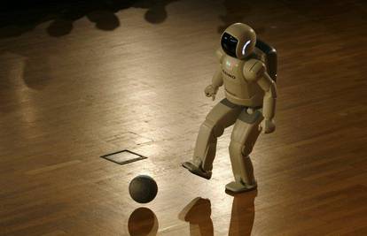 Novi japanski humanoidni robot Asimo igra nogomet