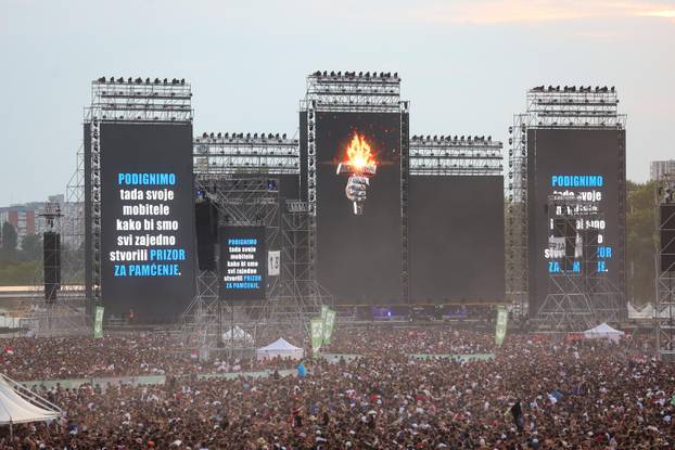 Zagreb: Obožavatelji zauzimaju mjesta unutar Hipodroma uoči početka koncerta