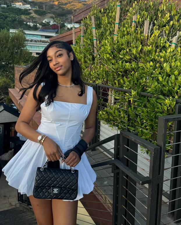 FOTO Dominira u sportu, bori se za prava žena i nosi revije. Ona je definicija košarkaškog anđela