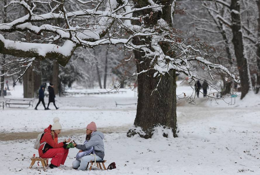 Zagreb: Maksimir, jedno od omiljenih mjesta za sanjkanje, grudanje ili šetnju po snijegu
