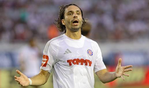 Navijači Hajduka: 'Krovinović zvani rikverc, jedino iz busa ide naprijed', 'Napravite neki OPG'