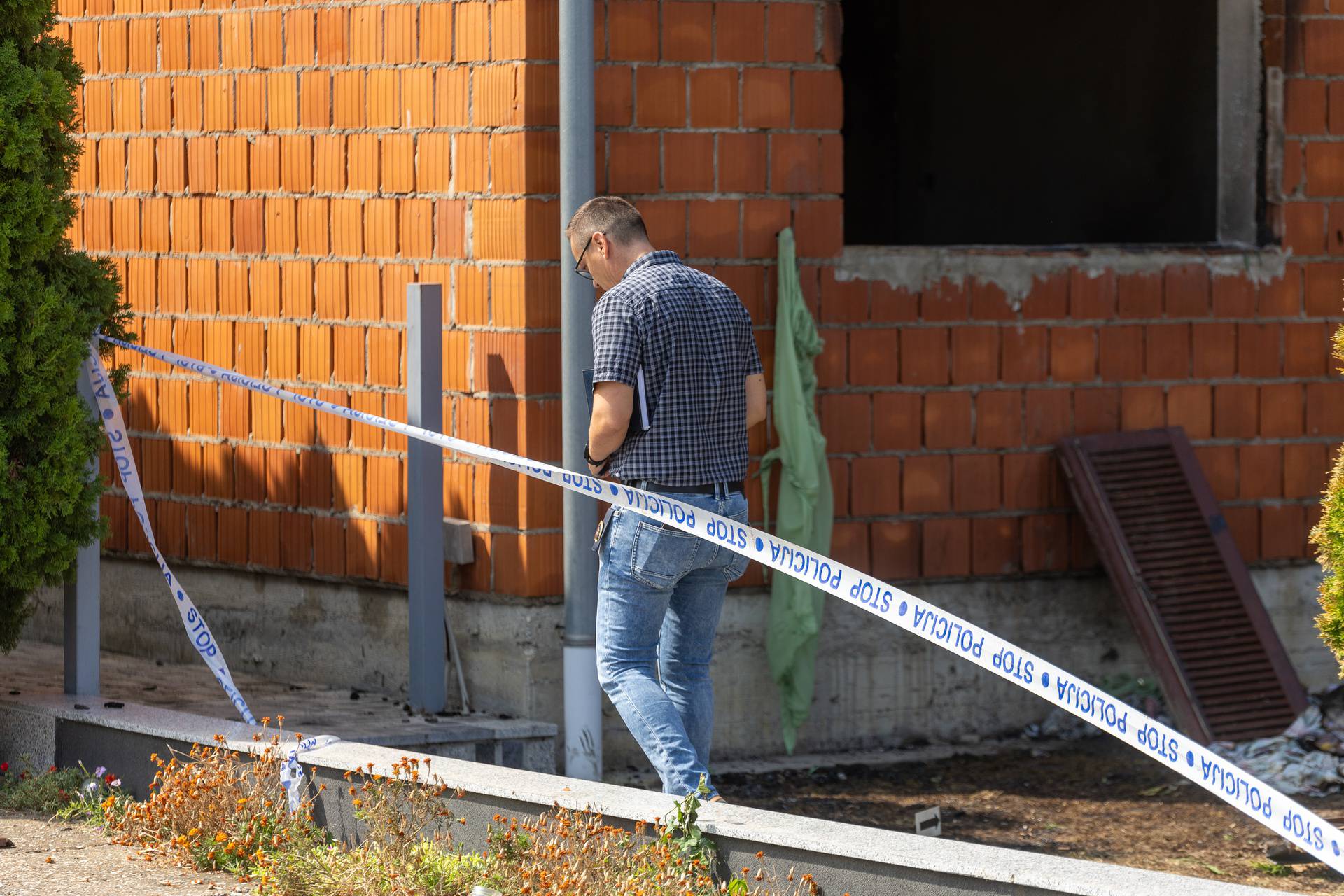 Tovarnik:  Zapalio dvije kuće, ranio policajca nožem, pa ga drugi policajac nastrijelio