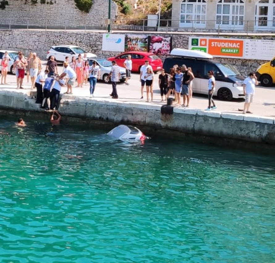 Drama kod Makarske: Skakali u more da izvuku vozača auta...