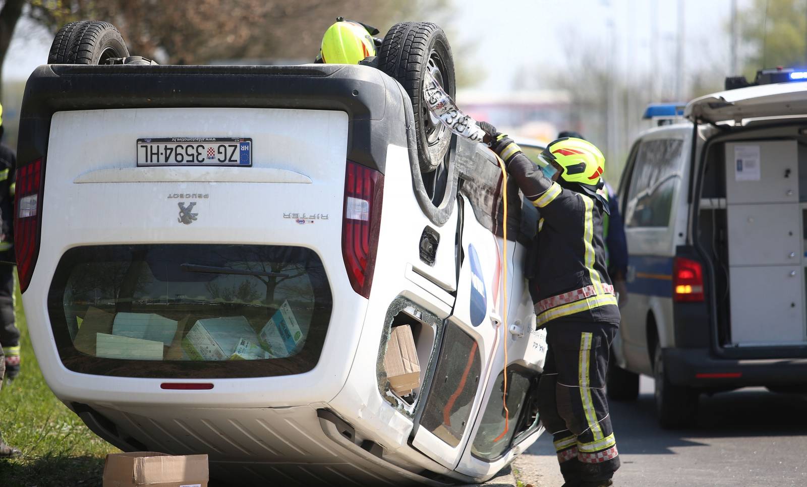 U Zagrebu na Slavonskoj aveniji auto završio na krovu