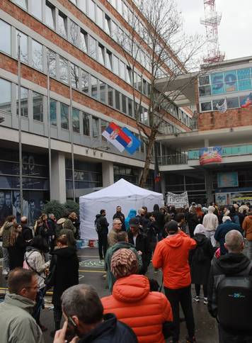 Beograd: Studenti podigli živi zid oko RTS-a