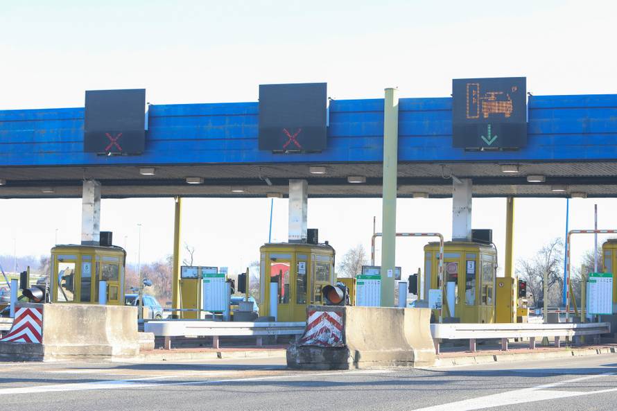 Karlovac: Muškarac se autom zabio u naplatne kućice i poginuo