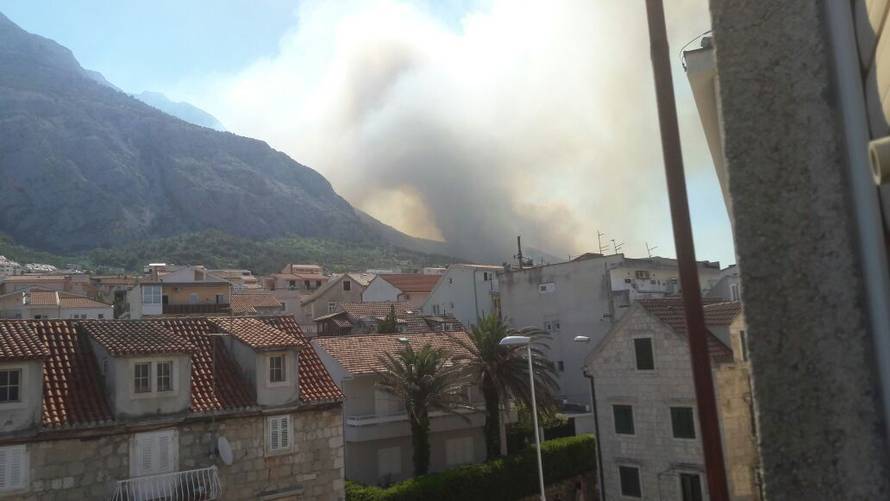 Kanader pomaže u gašenju, u Makarsku stiže i 150 vojnika
