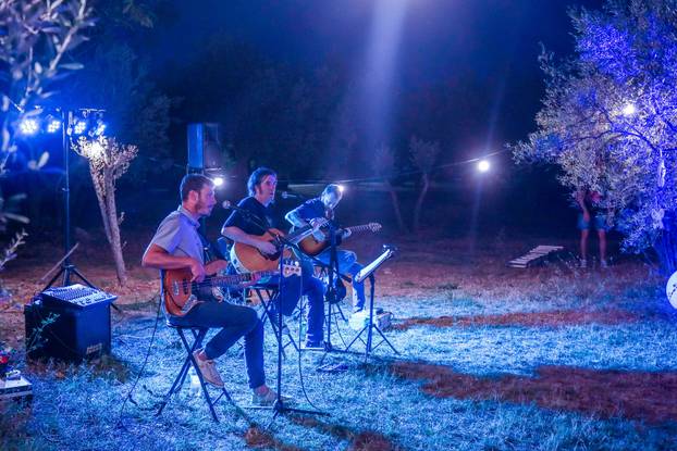 Fažana: Riva pretvorena u galeriju umjetničkih instalacija posvećenih plavetnilu mora