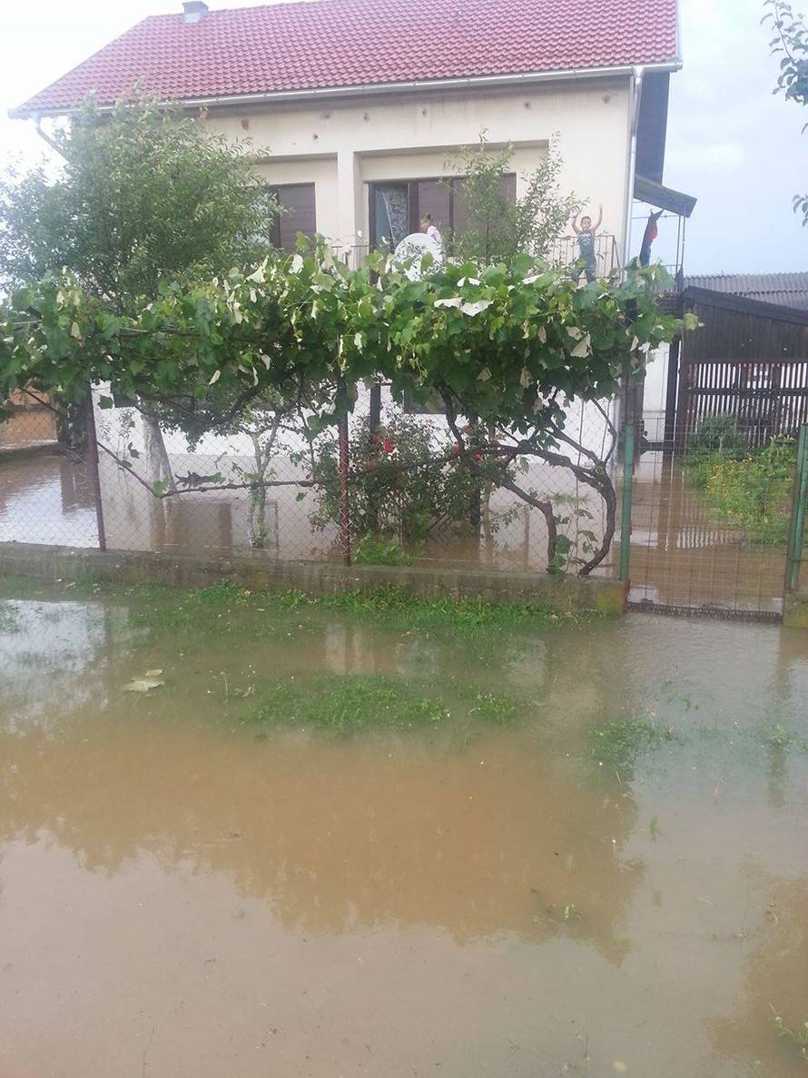 Nevrijeme rušilo stabla, nosilo krovove, kiša poplavila ulice