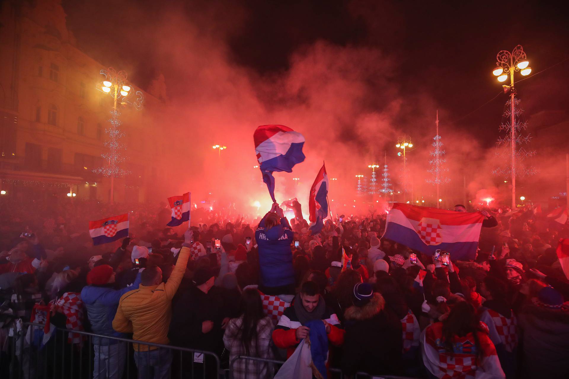 Zagreb: Veliko slavlje navijača na trgu nakon osvojene bronce na Svjetskom prvenstvu u Kataru