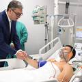 FOTO Teško ranjenog policajca u bolnici posjetio Vučić: 'Čestitao sam mu na izuzetnoj hrabrosti'