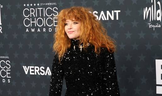 Tko je Natasha Lyonne (47)? Glumica iz Euforije na crvenom tepihu pokazala gole grudi...
