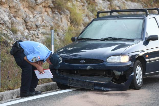 Automobil naletio na kamen koji je uslijed potresa pao na cestu kod Vrpolja