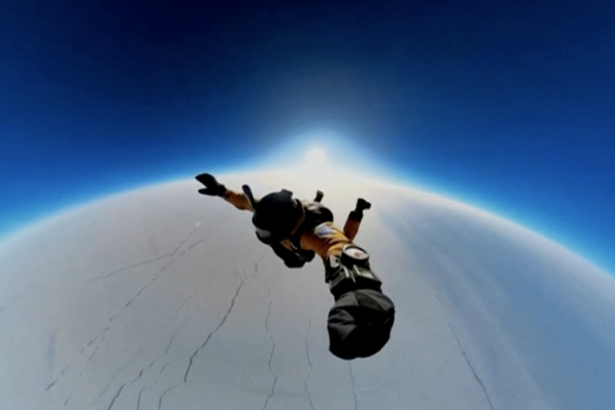 Ruski padobranci oborili rekord: Padobranom skočili iz stratosfere na Sjeverni pol