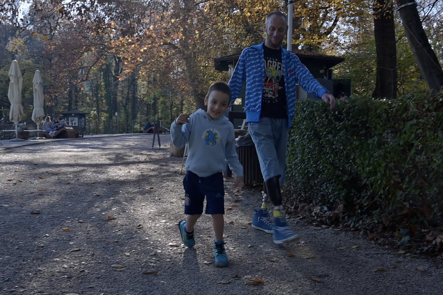 Toni je prvo sebe podigao iz kolica, a sada mu i sin (7) hoda, iako su šanse za to bile male...