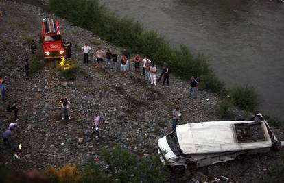 Albanija: Bus se survao u provaliju, poginulo 14 ljudi 