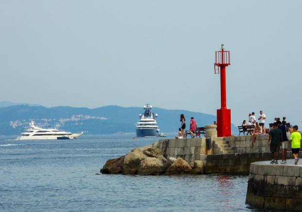 U Dubrovnik uplovila jedna od najluksuznijih jahti na svijetu, na njoj je bilo zanimljivo društvo