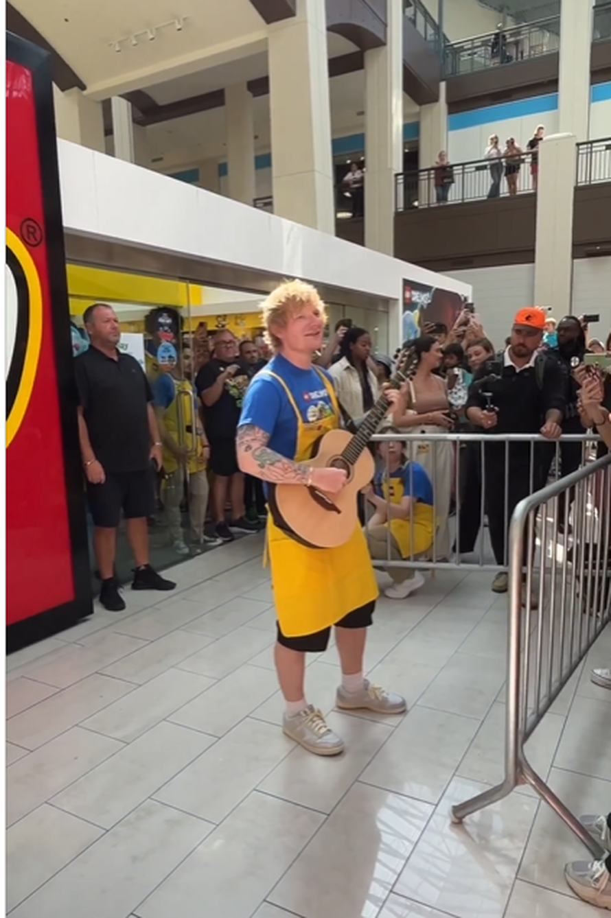 Ed Sheeran iznenadio fanove: U trgovini im je prodavao 'legiće'