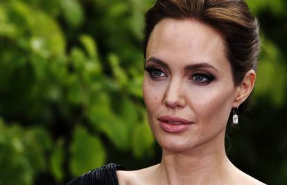 Angelina Jolie želi snimiti film o patnjama Kambodžanaca