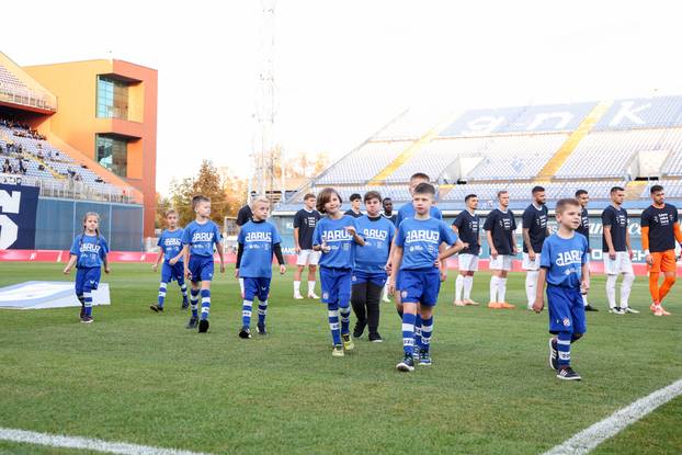 Igrači Dinama i Rijeke s djecom na terenu u sklopu humanitarne akcije "Daruj otkucaj života"