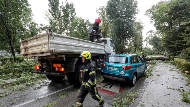 Posljedice snažnog nevremena u Zagrebu u naselju Vrapču